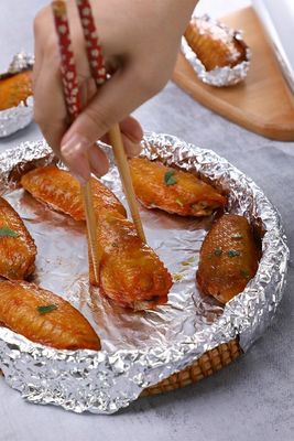 厚さ銀アルミホイルロールは,重用キッチンでの食品包装用