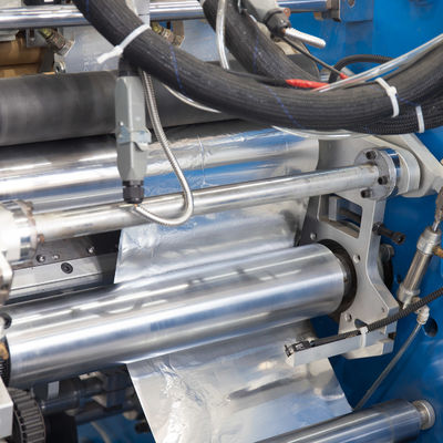 0.009-0.025mm 材料厚さ 380V電圧を持つ家庭用アルミホイルリウインダー