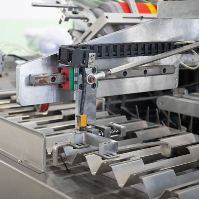 3200*1350*1600mmのケース包装のためのフィルムロールとアルミホイルのカートニングマシン