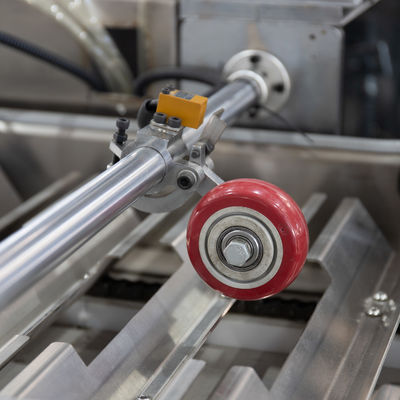 3200*1350*1600mmのケース包装のためのフィルムロールとアルミホイルのカートニングマシン