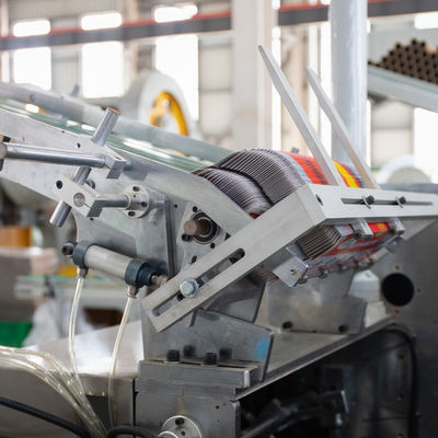 3200*1350*1600mmのケース包装のためのフィルムロールとアルミホイルのカートニングマシン