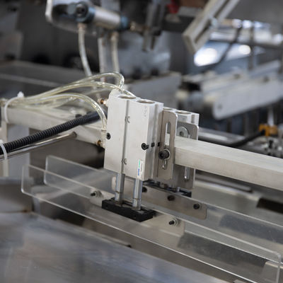 3200*1350*1600mmのケース包装のためのフィルムロールとアルミホイルのカートニングマシン